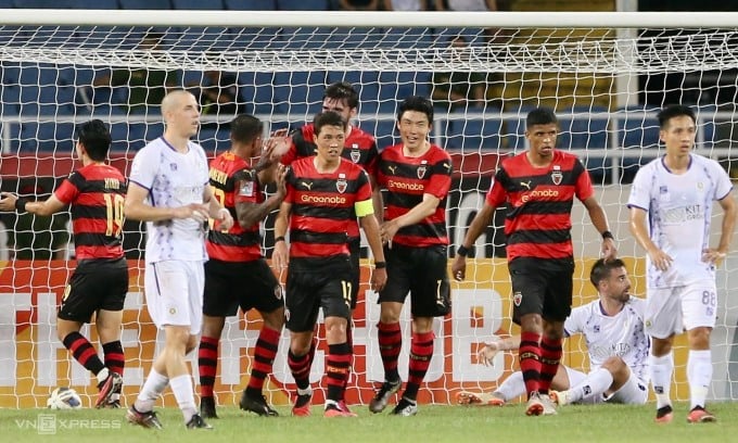 Hanoi FC (white shirt) lost 2-4 to Pohang Steelers at My Dinh Stadium in the opening match of the 2023-2024 AFC Champions League. Photo: Hieu Luong