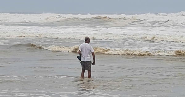 Storm No. 6 - Tra Mi: Despite the rolling waves, Quang Nam people still "risk their lives" going out to sea to cast nets to catch fish