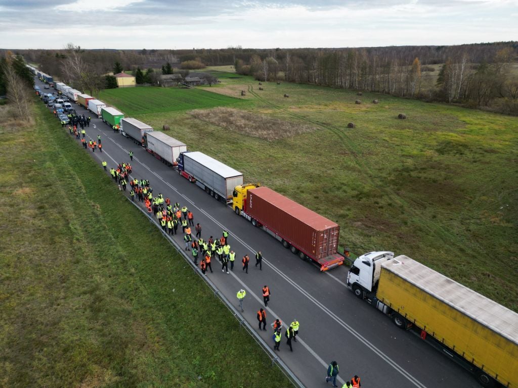 About 3000 trucks stuck at the Ukraine border blocked by Polish truck driver photo 1