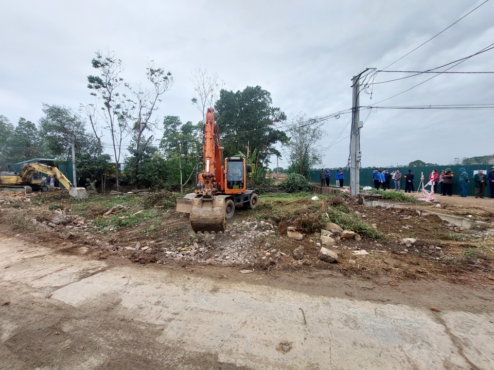 Die Behörden haben Bagger und Lastwagen mit Erde und Steinen eingesetzt, um das Gelände für die Baueinheit freizumachen. Foto: Cong Phuong.