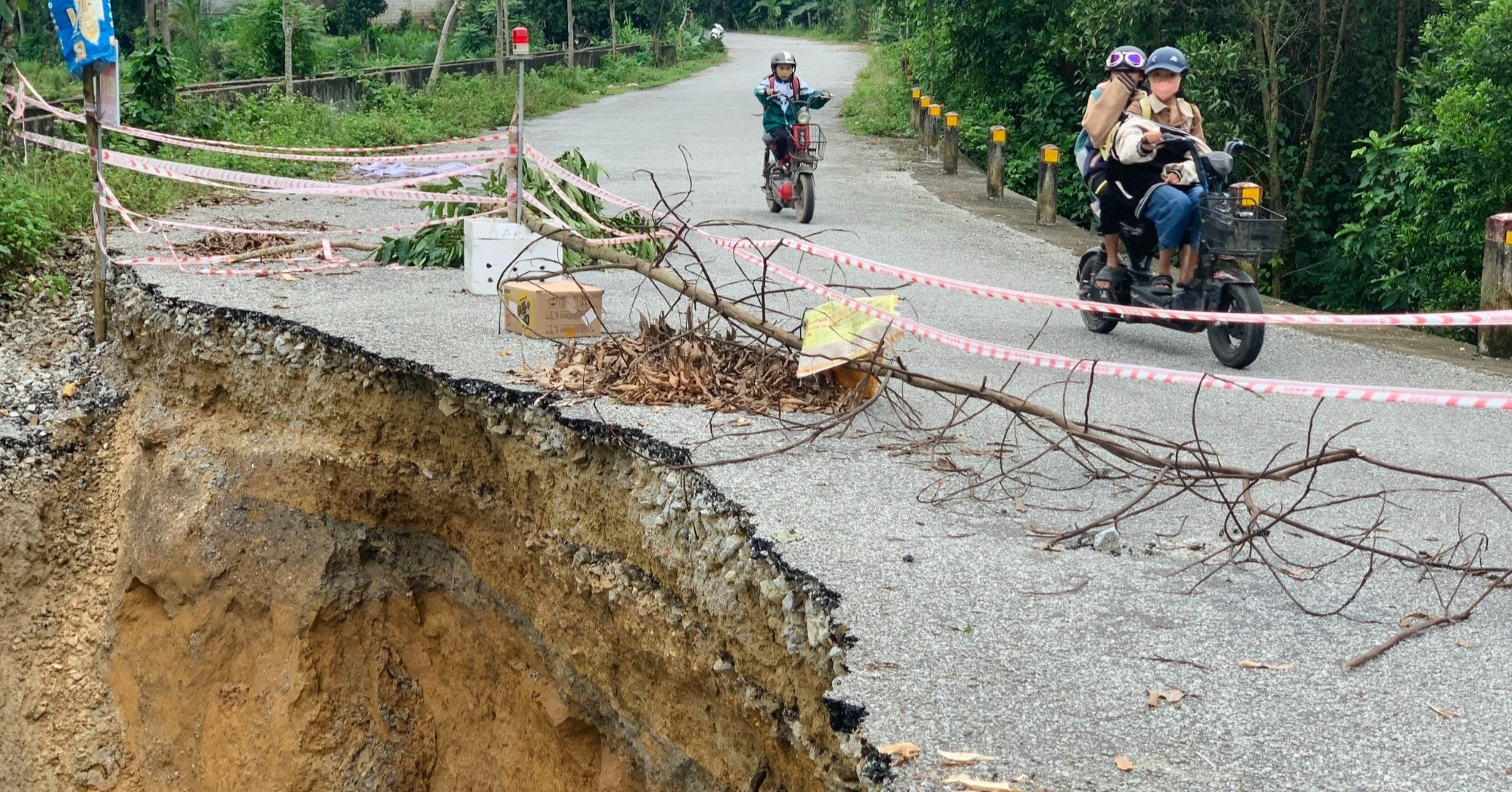 Un agujero llamado 'muerte' aparece tras fuertes lluvias y se extiende profundamente en la carretera interdistrital en Ha Tinh.