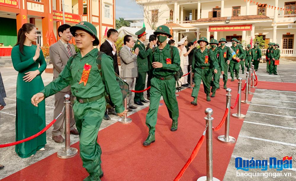 Les jeunes du district de Tu Nghia partent pour le service militaire en 2023. Photo : BAO LOC