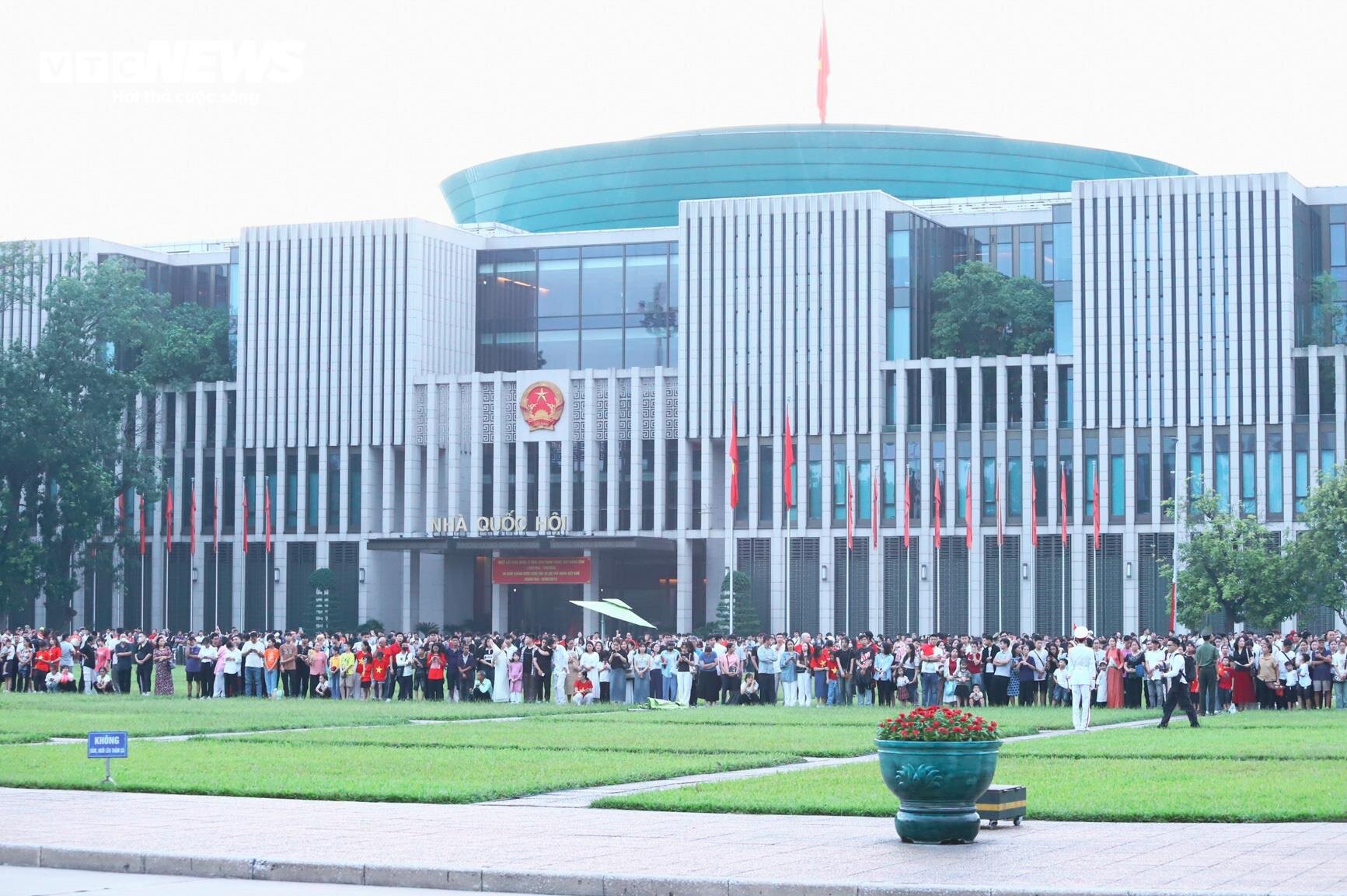 Thousands of people lined up from early morning to watch the flag-raising ceremony to celebrate National Day September 2 - October 10