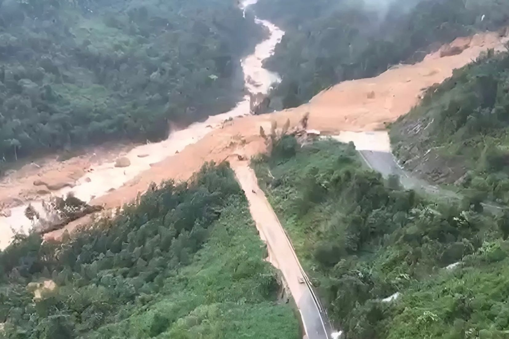 Explosión para retirar más de 100 toneladas de rocas que bloqueaban la carretera Nha Trang - Da Lat debido a un deslizamiento de tierra