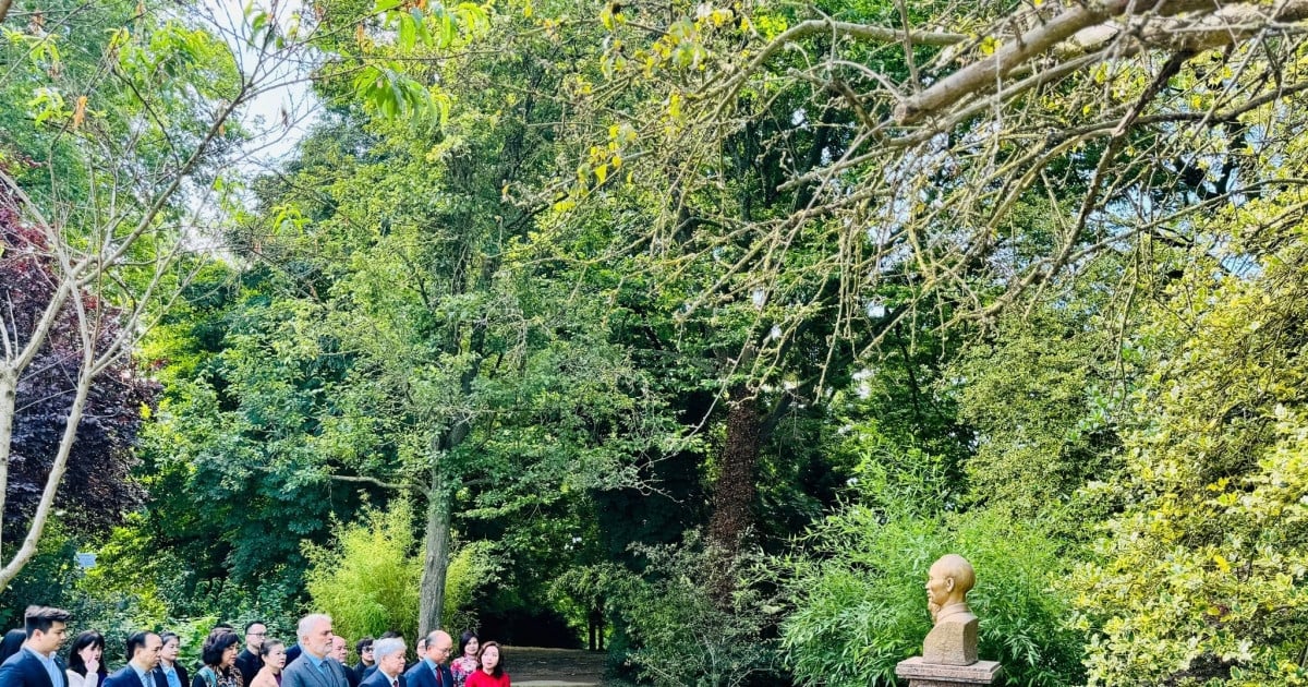 Vorsitzender des Zentralkomitees der Vietnamesischen Vaterländischen Front legt Blumen an der Statue von Onkel Ho in Frankreich nieder