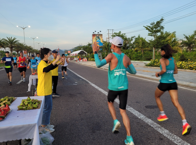 กล้วยจัดเตรียมโดยผู้จัดงาน VnExpress Marathon Quy Nhon 2022 เพื่อเสริมพลังงานให้กับนักวิ่ง ภาพ : วีเอ็ม