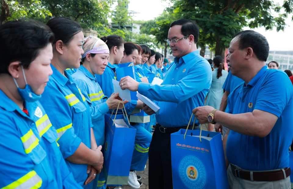 Präsident des vietnamesischen Gewerkschaftsbundes ermutigt Gewerkschaftsmitglieder und Arbeiter der Hanoi Urban Environment Company Limited und überreicht ihnen Geschenke