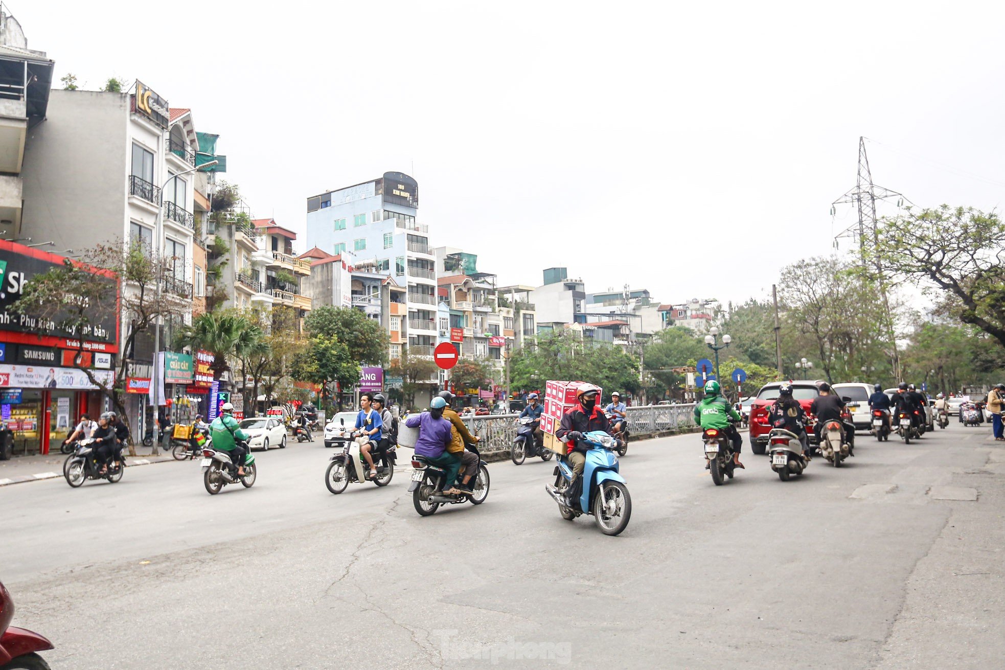 Điều chỉnh giao thông phố Kim Ngưu, hàng loạt phương tiện đi ngược chiều bất chấp biển cấm ảnh 1