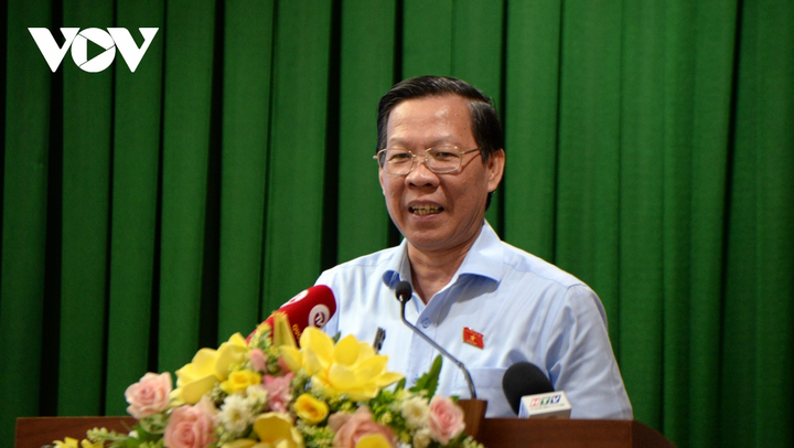 Der Vorsitzende des Volkskomitees von Ho-Chi-Minh-Stadt, Phan Van Mai, reagierte auf die Meinungen der Wähler. (Foto: H.K.)