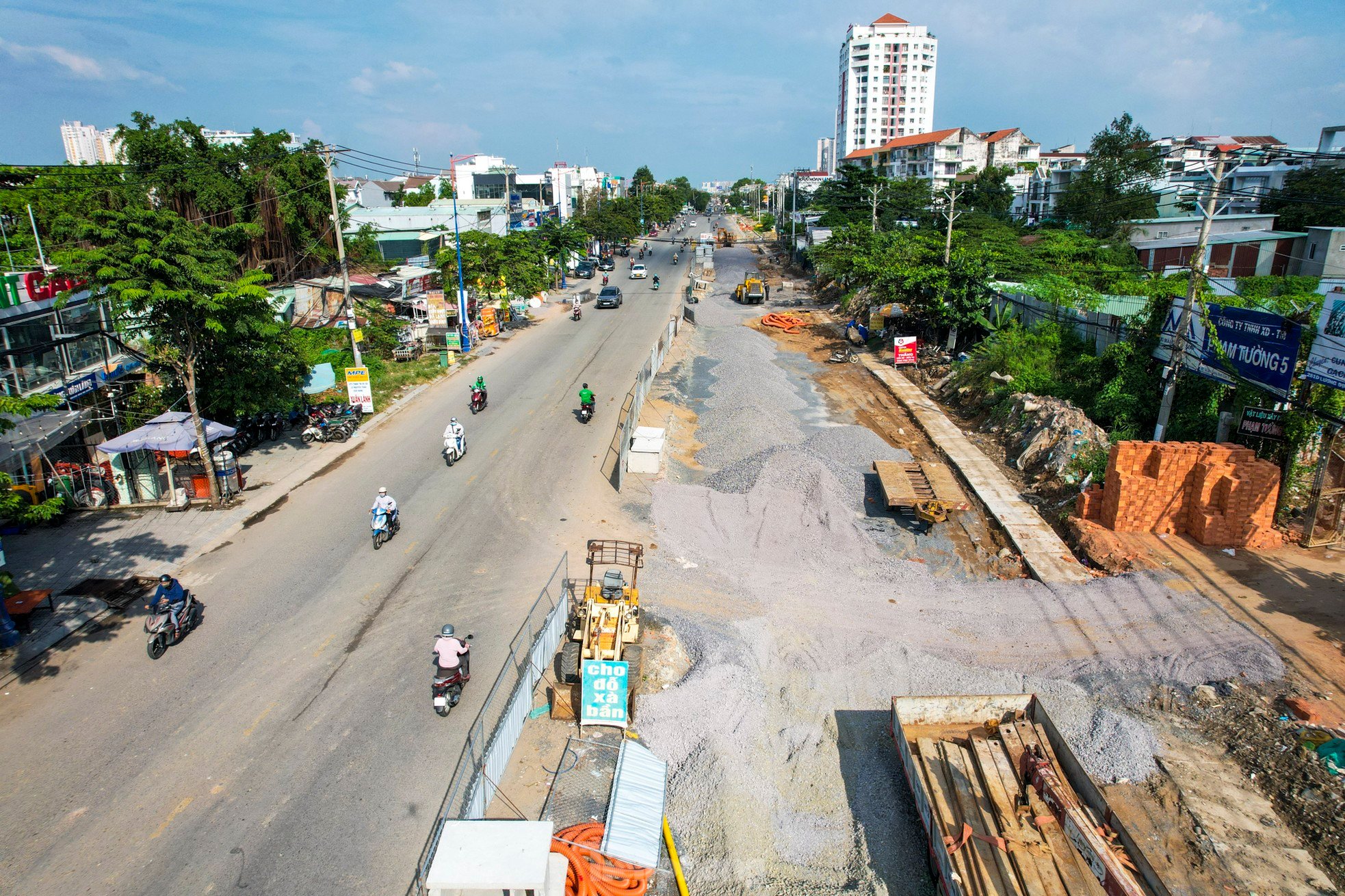 Travaux d'élargissement de 2,5 km de la rue Luong Dinh Cua : Toujours en désordre après 9 ans photo 3