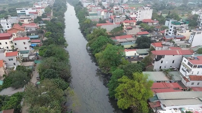 Primer plano del río Nhue contaminado, el Ministerio de Agricultura acaba de proponer una solución para reactivarlo, foto 4