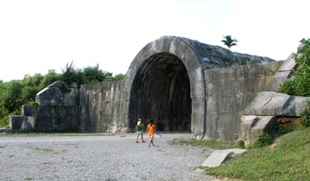 Das Osttor der Zitadelle der Ho-Dynastie mit seiner massiven Steinkuppel. Foto: Anh Tuan/VNA