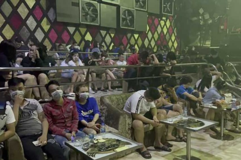 Lors d'une descente dans un bar à Ho Chi Minh-Ville, des dizaines de consommateurs de drogue ont été découverts