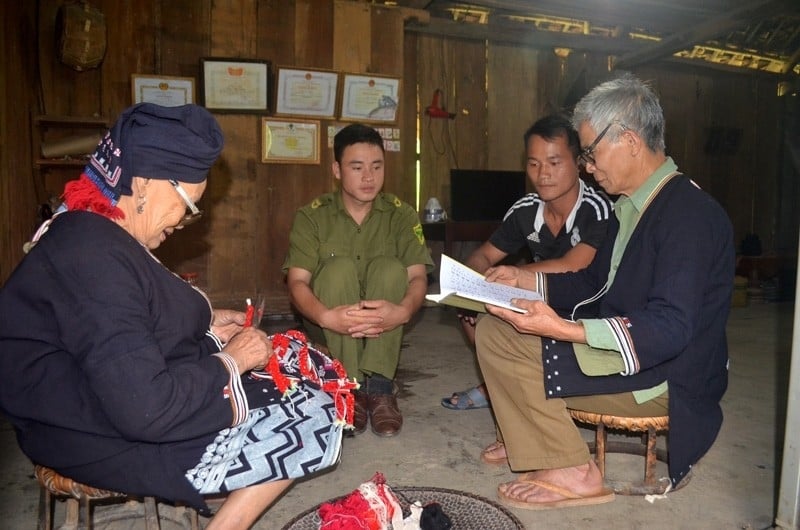 Ông Bàn Văn Thân (bên phải) Người có uy tín tiêu biểu ở xã Vầy Nưa, huyện Đà Bắc phát huy tốt vai trò của mình trong việc góp phần giữ gìn an ninh trật tự ở địa phương và bảo tồn bản sắc văn hóa dân tộc Dao.