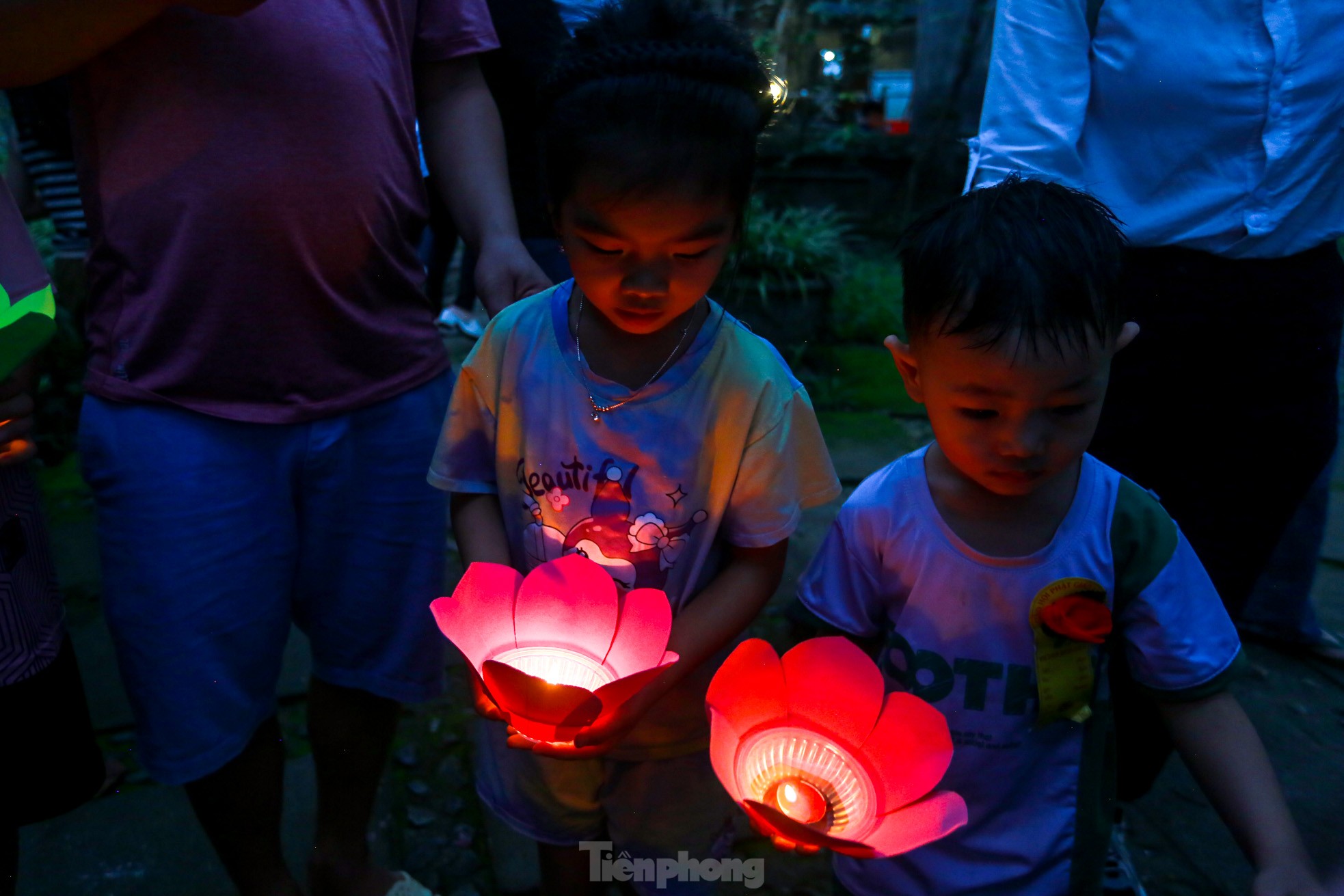 People in the capital release flower lanterns to show their gratitude during Vu Lan festival photo 18