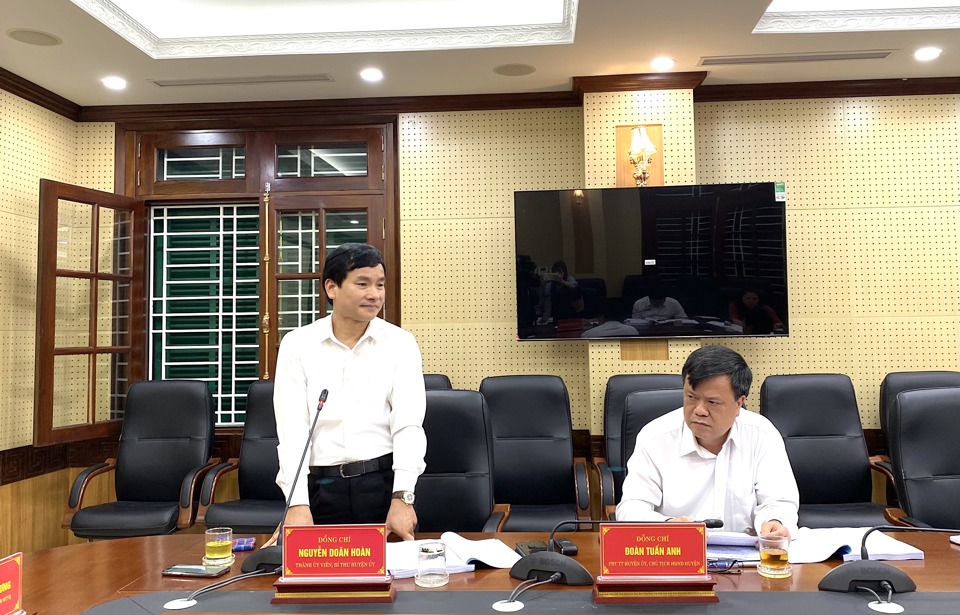 Secreto El secretario del Comité del Partido del Distrito de Phuc Tho, Nguyen Doan Hoan, analizó y recibió opiniones Opinión de la delegación de trabajo del Comité del Frente de la Patria de Vietnam de la ciudad de Hanoi Interno