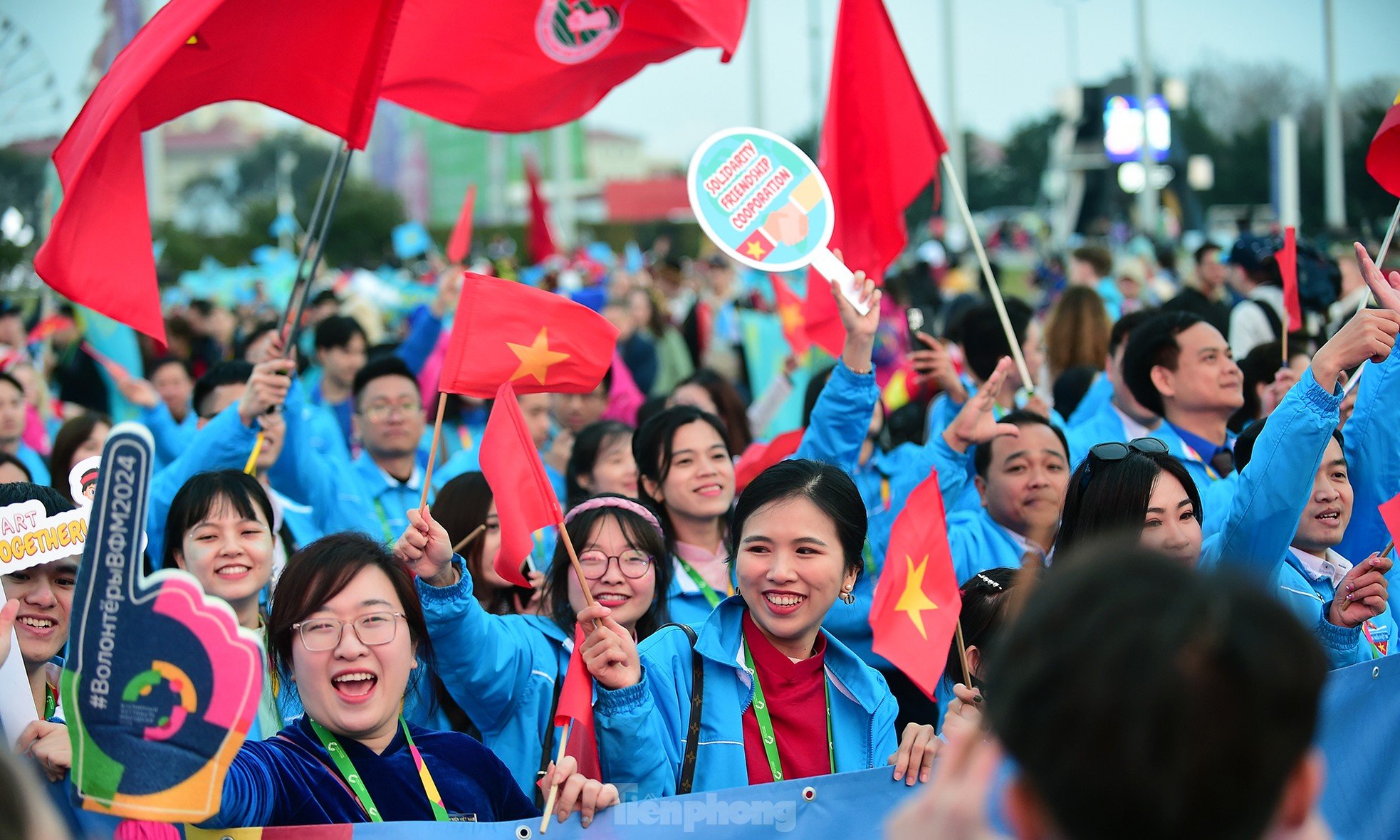 Bandera roja con estrella amarilla ondeando en el Festival Mundial de la Juventud 2024 foto 18