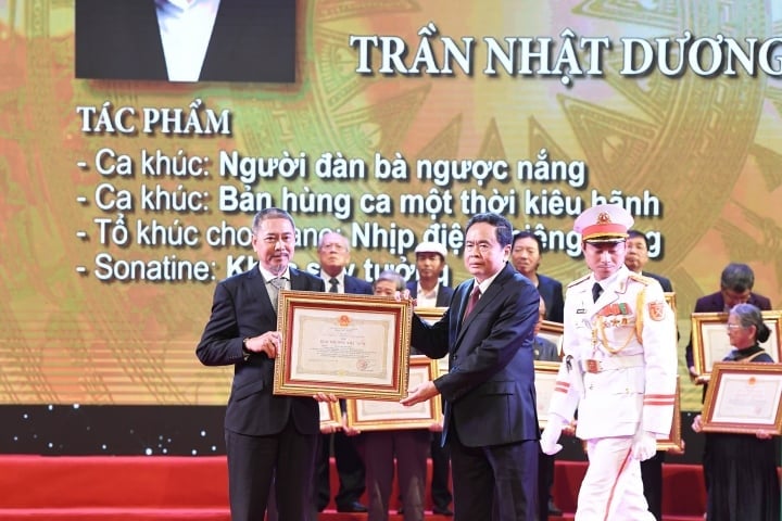 ประธานาธิบดี Vo Van Thuong มอบรางวัลโฮจิมินห์สำหรับวรรณกรรมและศิลปะ - 6