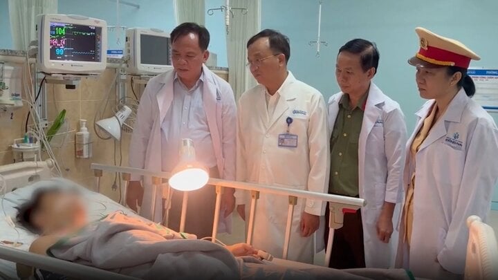 Le président par intérim du Comité populaire provincial de Dong Nai, Vo Tan Duc, rend visite aux victimes de l'accident (Photo : Contributeur)