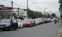 Los vehículos quedaron atrapados durante kilómetros esperando cruzar el ferry Cat Lai hacia la ciudad de Ho Chi Minh