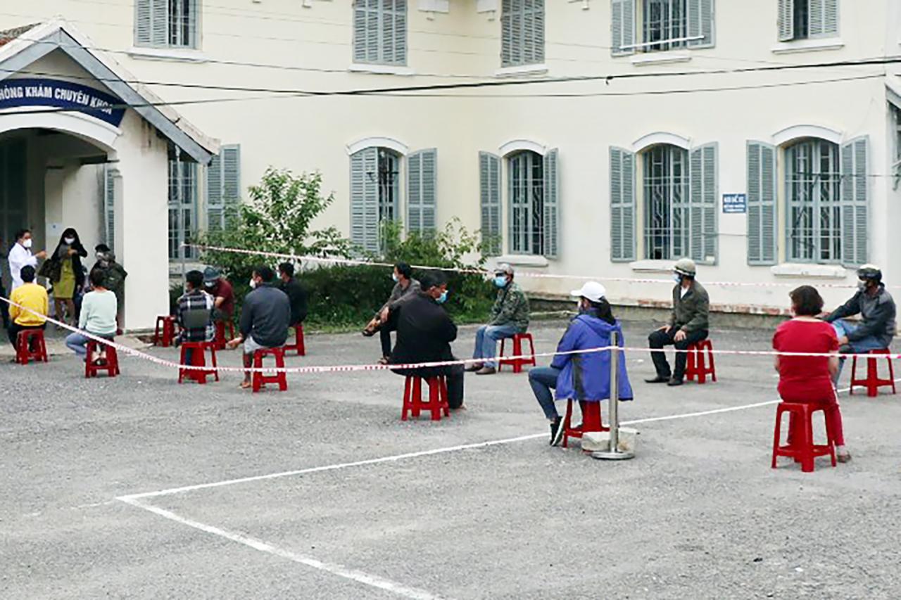 El personal toma muestras de prueba de Covid-19 en Lam Dong. Foto: An Phuoc.jpg