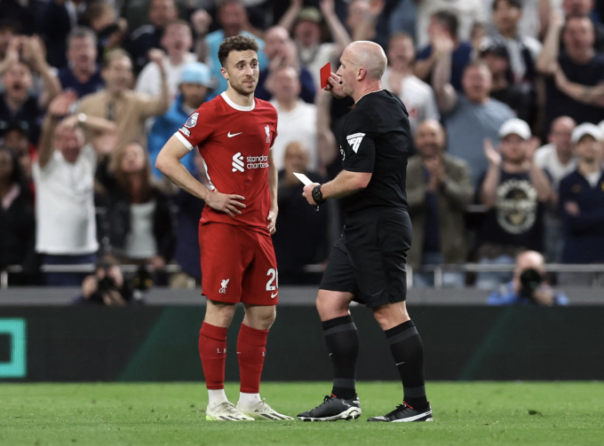 Diogo Jota a reçu un carton rouge de l'arbitre Simon Hopper. Photo : Reuters