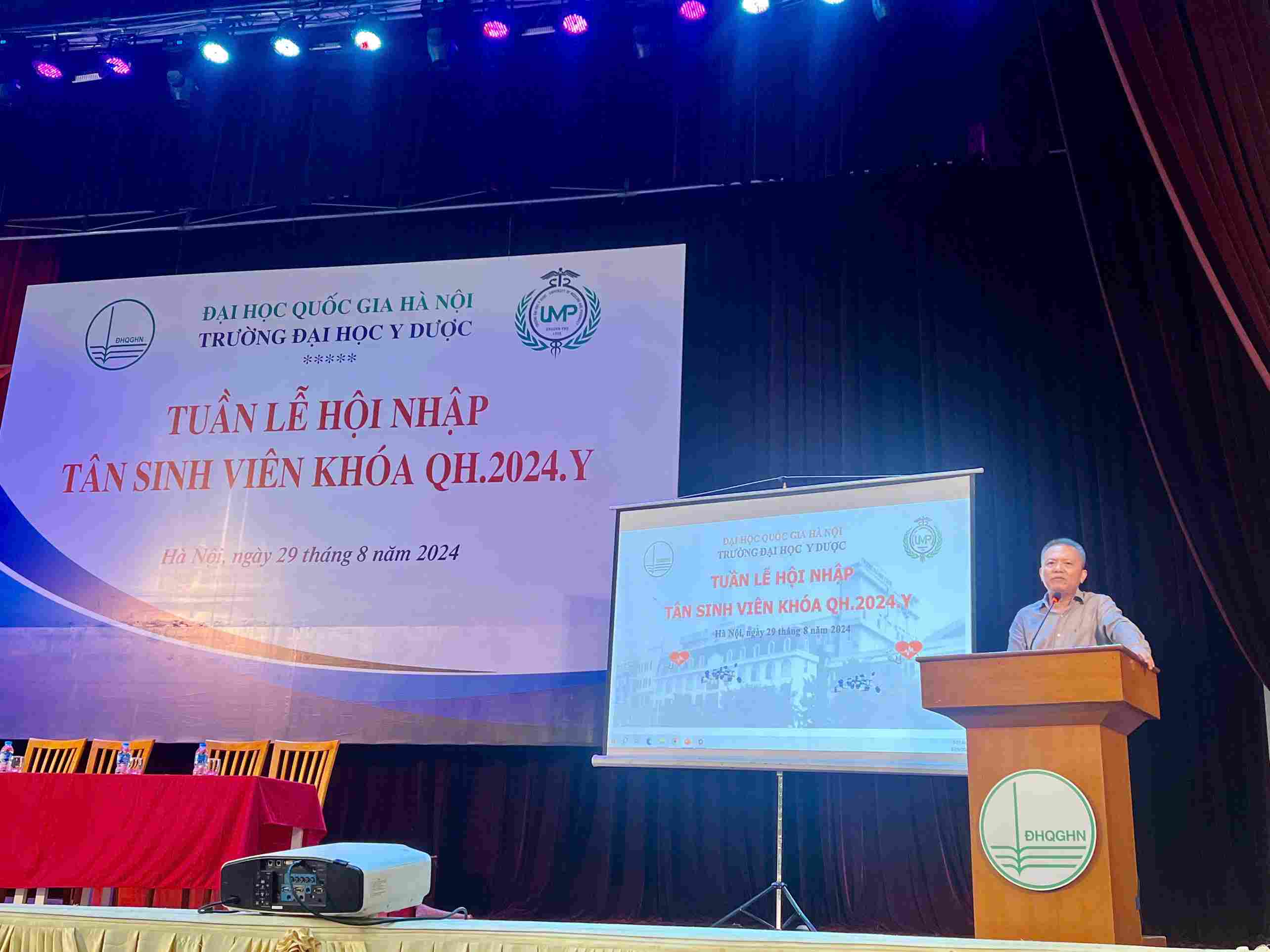 Le professeur Le Ngoc Thanh a partagé avec de nouveaux étudiants lors d'une récente réunion. Photo : fournie par l'école