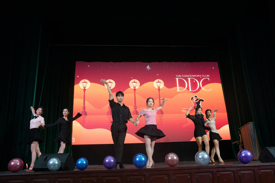 ការសម្តែង Dancesport ដ៏ក្ដៅគគុករបស់អ្នករាំមកពីក្លឹប Dancesport DAV ក្រោមតន្ត្រី mashup ។ 