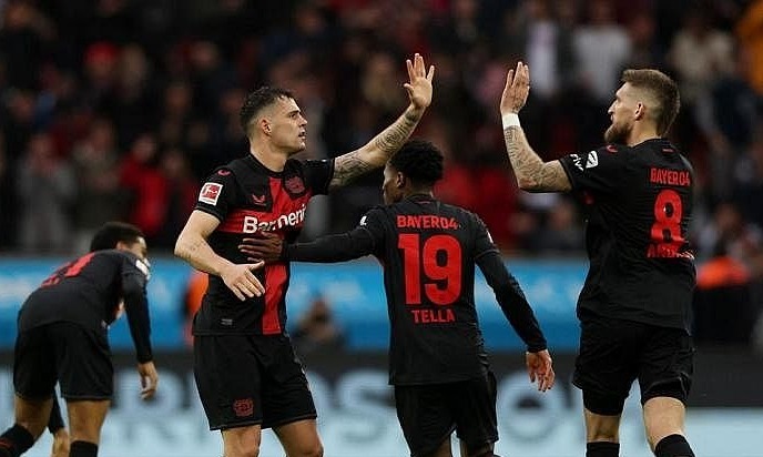 Leverkusen ngược dòng trong ba phút cuối ở Bundesliga