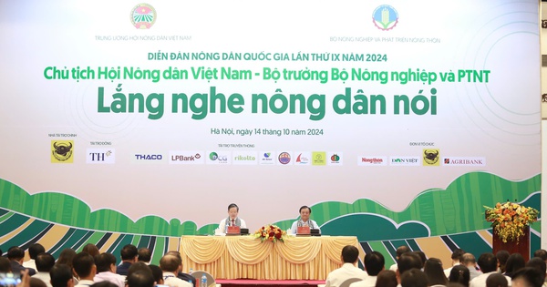 Chairman of Vietnam Farmers' Union - Minister of Agriculture and Rural Development listens to farmers speak