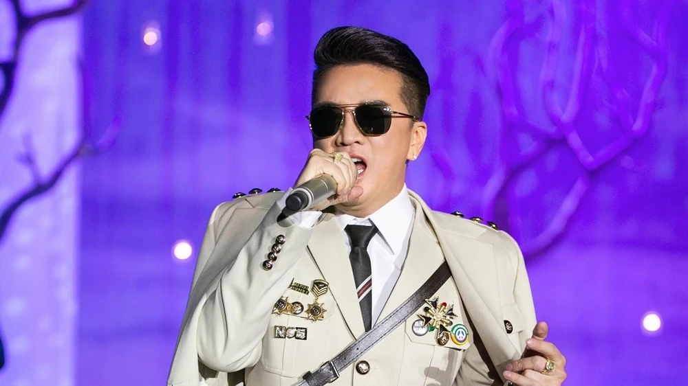 The strange badge that caused a stir in public opinion was used by singer Dam Vinh Hung in the live show 