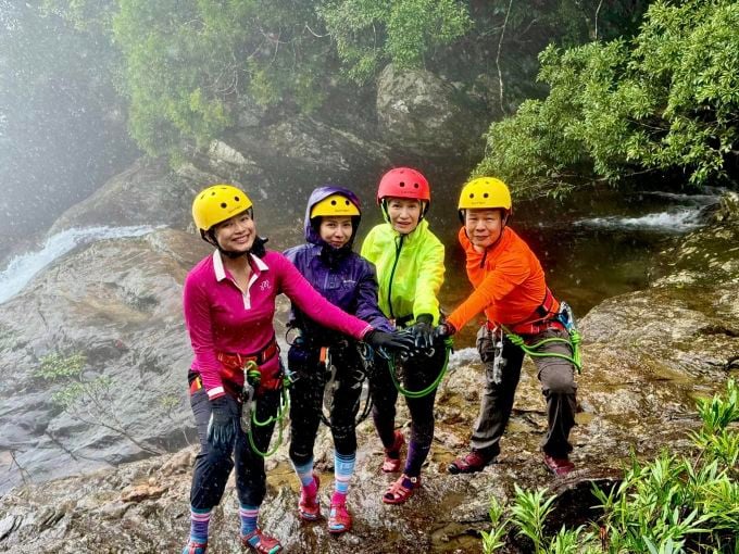 The first four tourists climbed up the Do Quyen waterfall by rope. Photo: Nguyen Sum