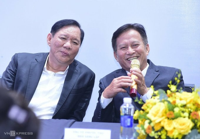 El Sr. Tran Le Nguyen (izquierda) y el Sr. Vu Phuoc Tho (derecha) hablan sobre la oportunidad de cooperar con KIDO. Foto: Thi Ha