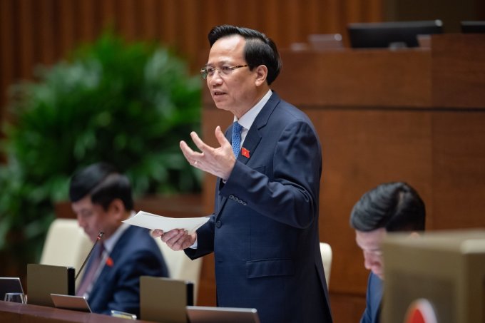 El ministro Dao Ngoc Dung tuvo casi media hora para responder preguntas en la tarde del 6 de junio. Foto: Medios de la Asamblea Nacional