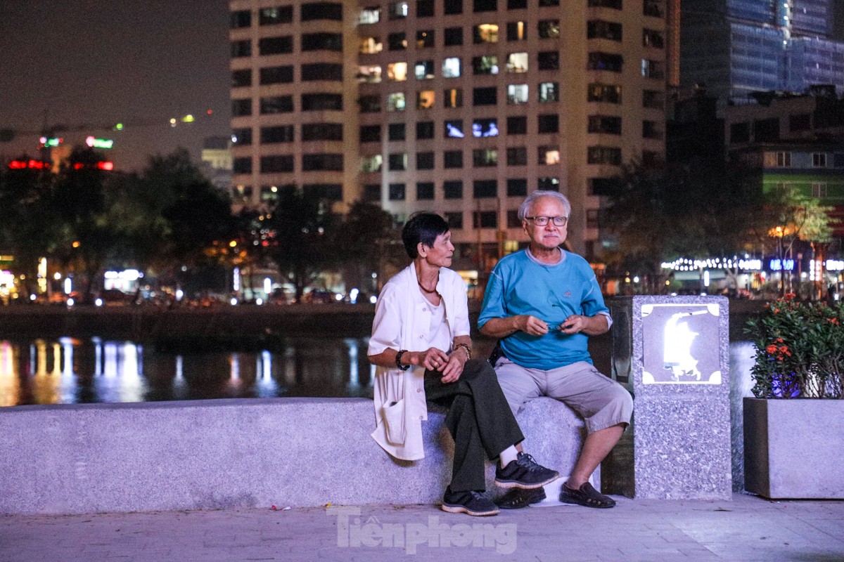 People spread mats and set up tables to drink coffee in the middle of Ngoc Khanh Lake walking street, photo 16