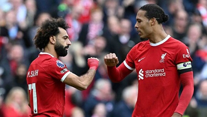 Van Dijk (right) is regaining his peak form at Liverpool this season. Photo: AFP