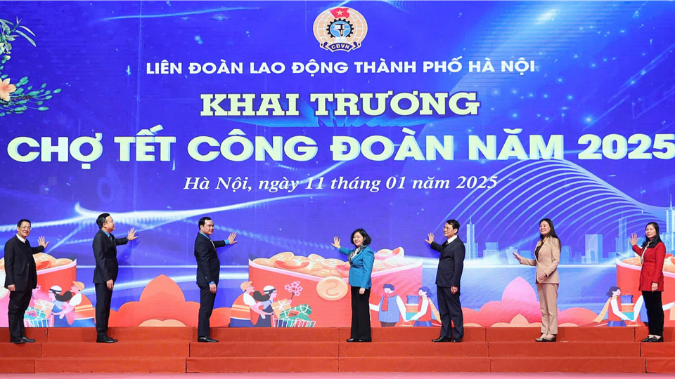 Lãnh đạo Tổng LĐLĐ Việt Nam và TP Hà Nội nhấn nút khai trương Chợ Tết Công đoàn năm 2025. Ảnh: Viết Thành