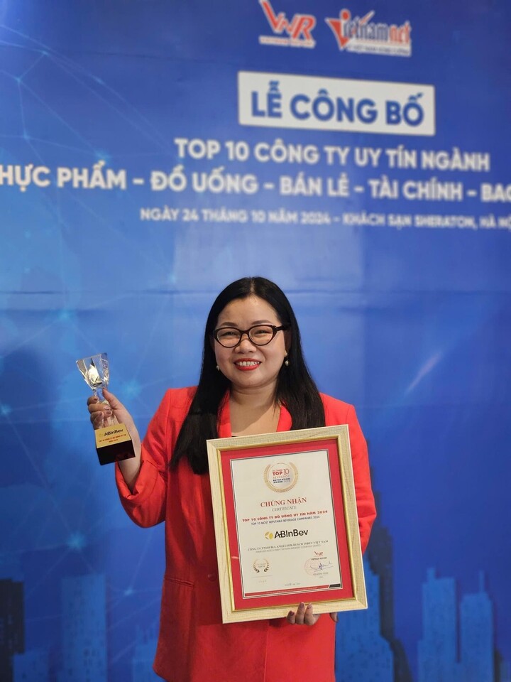 Bà Bùi Thị Ngọc Kiều nhận giải thưởng Top 10 công ty đồ uống có cồn uy tín năm 2024 tại lễ công bố do Vietnam Report tổ chức.