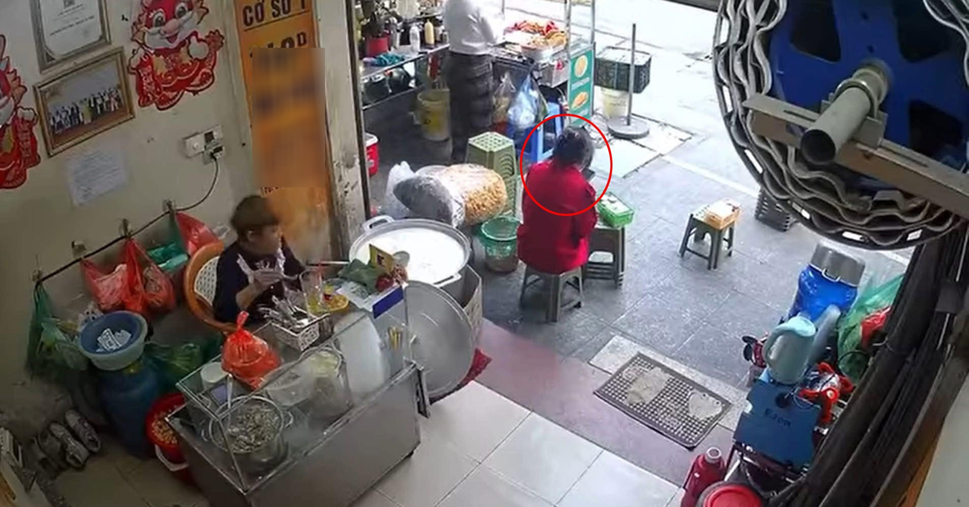 Staff at a rib porridge shop in Hanoi was accused of assaulting a customer. What did the shop owner say?