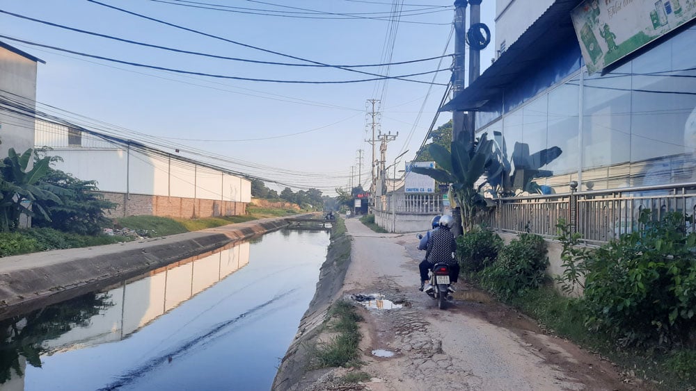 Tuyến đường tỉnh nối ĐT.261 và ĐT.266 có tổng chiều dài hơn 2km, trong đó đoạn đi qua huyện Phú Bình dài trên 1.500m. Trong ảnh: Điểm cuối của tuyến đường thuộc đầu cầu Kênh, ở xóm Trung 2, xã Điềm Thụy