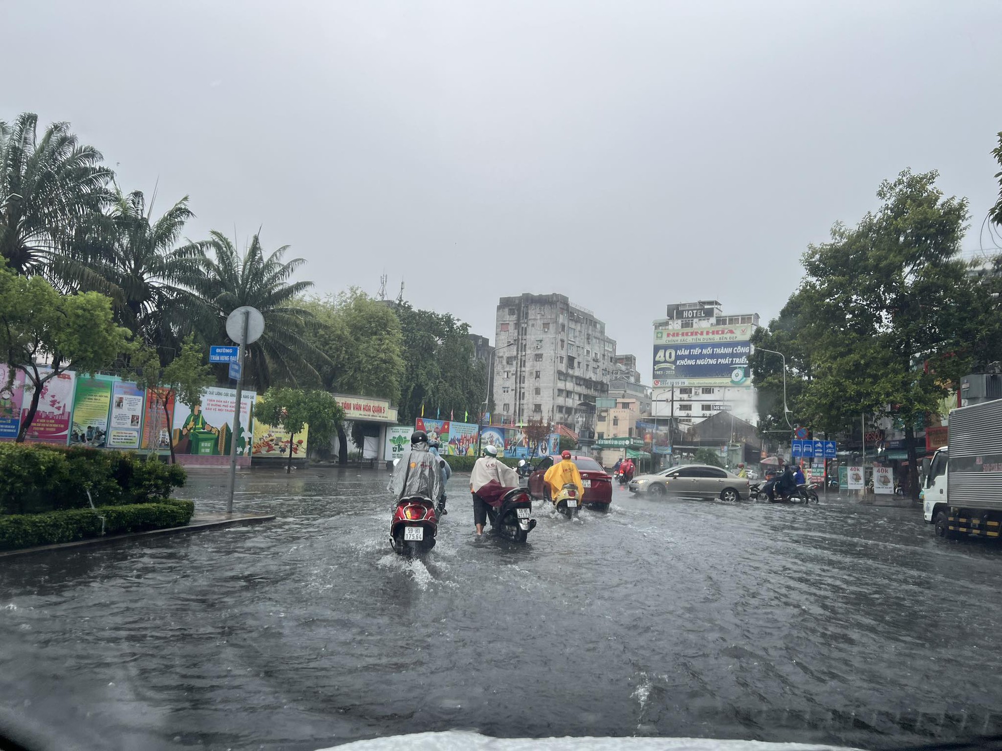 Cuối tuần mưa lớn, đường ngập, cây đổ ở TP HCM - Ảnh 4.