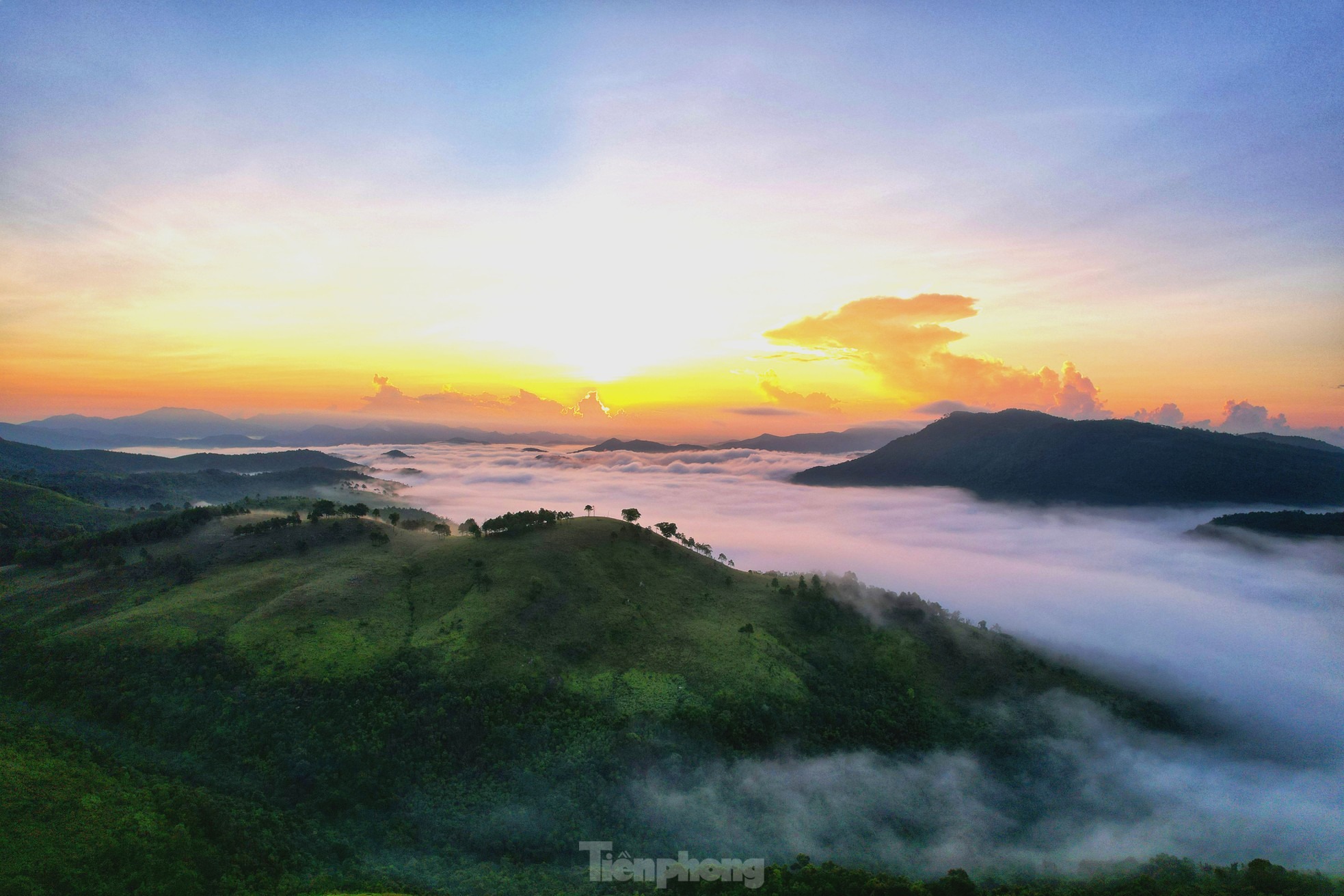 Săn mây trên đỉnh Phượng Hoàng - toạ độ 'check in sống ảo' mới cực đẹp ở Quảng Ninh