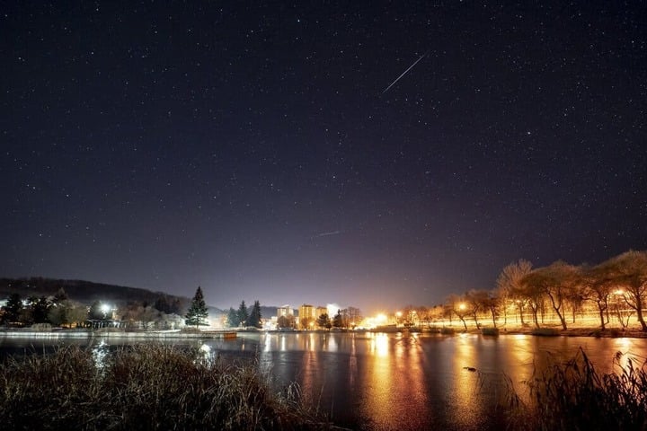 Die Geminiden, einer der schönsten und klarsten Meteorschauer des Jahres, sind derzeit im Gange und werden voraussichtlich in der Nacht vom 13. Dezember auf den Morgen des 14. Dezember ihren Höhepunkt erreichen.