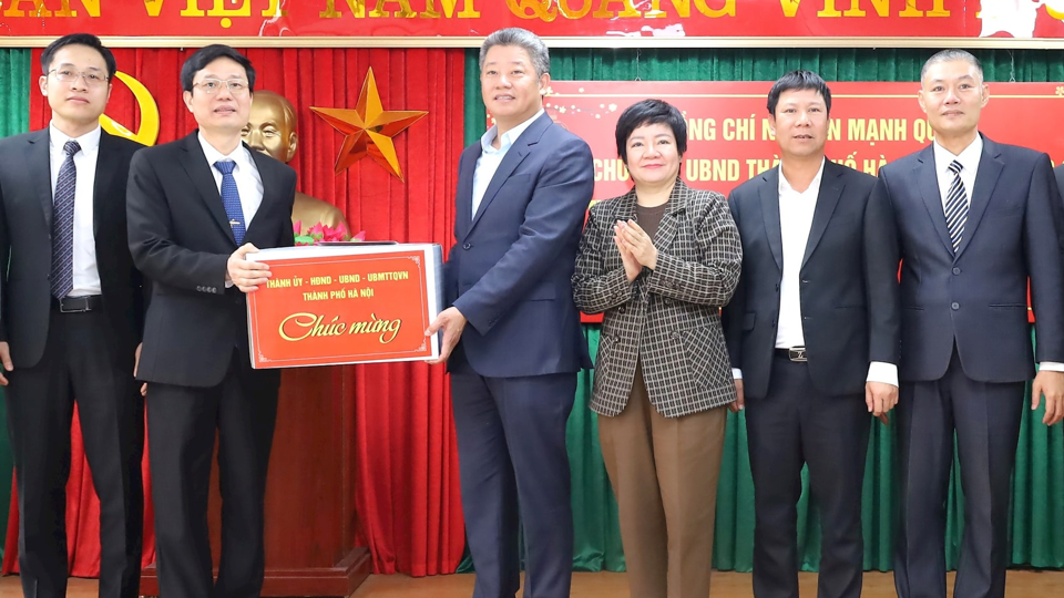 El vicepresidente del Comité Popular de Hanoi, Nguyen Manh Quyen, visitó y deseó un Feliz Año Nuevo al personal y trabajadores de Nhue River Irrigation Development Investment Company Limited. Foto: Kim Nhue