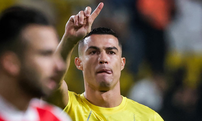 Ronaldo repeatedly shook his finger to signal the referee to cancel the penalty, in the match between Al Nassr and Persepolis in Riyadh, Saudi Arabia on the evening of November 27, 2023. Photo: BRFootball