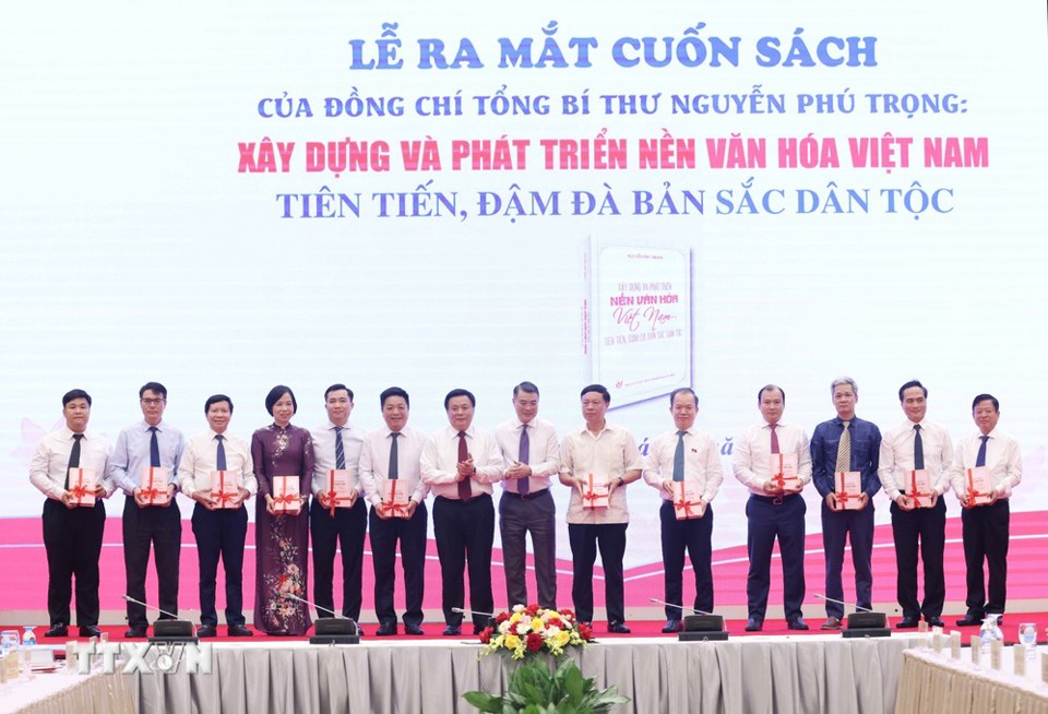 M. Nguyen Xuan Thang - Membre du Politburo, Directeur de l'Académie Nationale de Politique Ho Chi Minh, Président du Conseil Théorique Central et M. Le Minh Hung - Membre du Politburo, Secrétaire du Comité Central du Parti, Chef du Comité Central d'Organisation ont présenté des livres aux dirigeants des agences centrales.