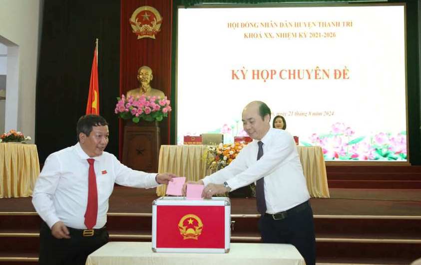 Thanh Tri District People's Council delegates unanimously nominated and voted to elect Mr. Nguyen Xuan Phong as Chairman of Thanh Tri District People's Committee.