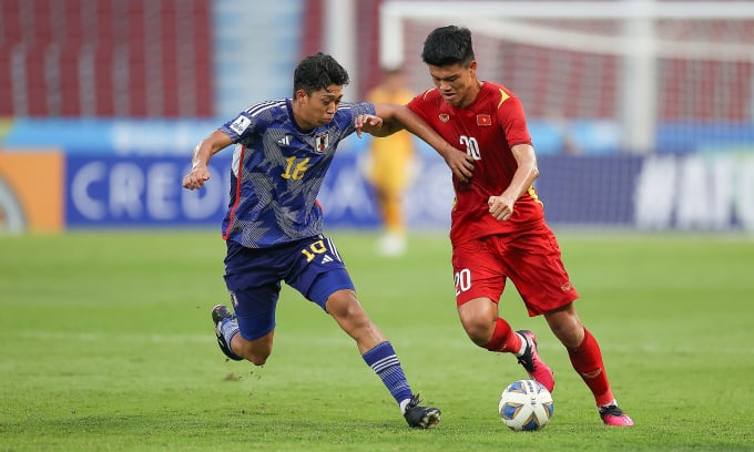 Vietnam U17 (red shirt) lost to Japan U17 (blue shirt) 0-4 in the second match of the 2023 AFC U17 Championship group stage. Photo: AFC