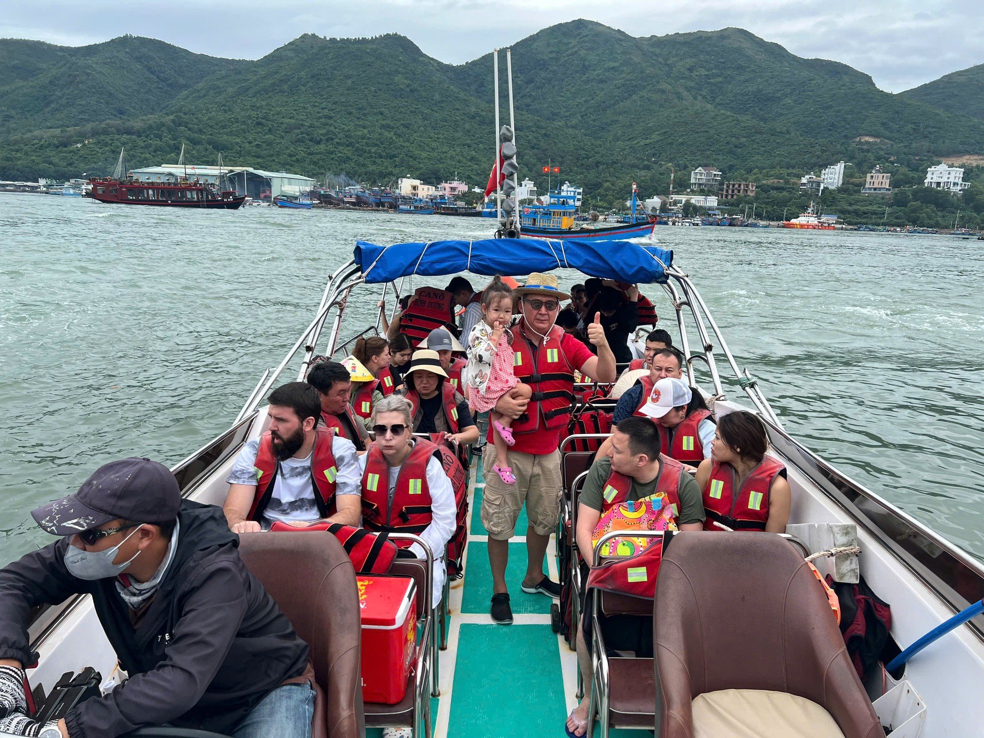 Nha Trang und Ha Long Bay ziehen am ersten Tag des Jahres internationale Besucher an. Foto 21