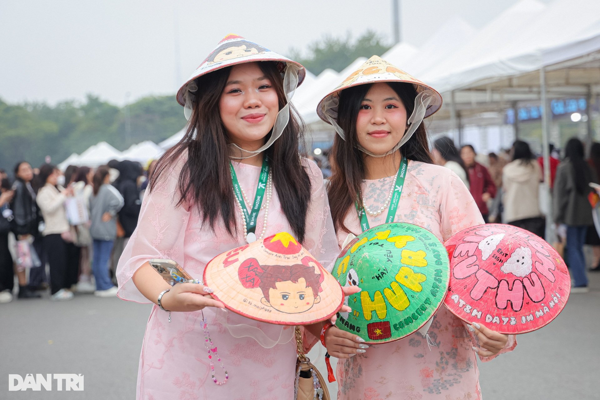 Người trẻ khoe dáng gợi cảm, đeo túi 35 triệu đồng đi xem Anh trai say hi - 11